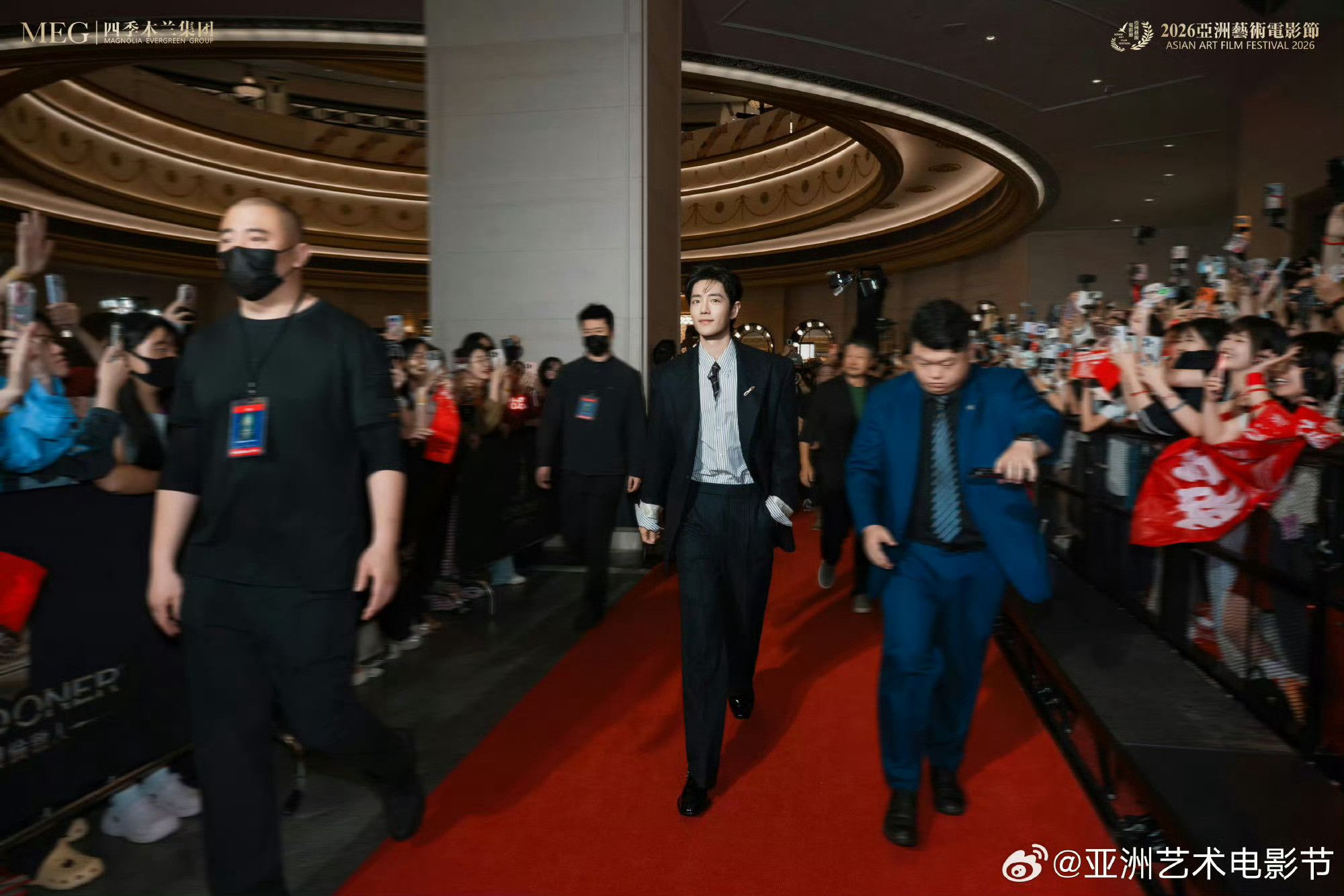 官方拍的这张真好呀在所有人热烈疯狂的期待追逐中、登场的巨星✌️