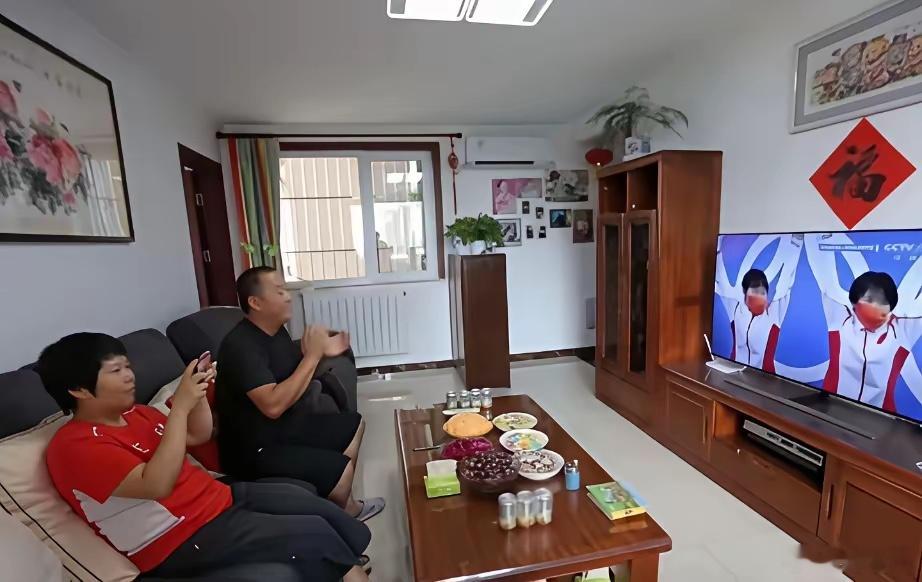 去张家齐家做客，第一反应真是有点意外。客厅细长一条，沙发、茶几、电视柜、柜子，就这些，台面上干干净净