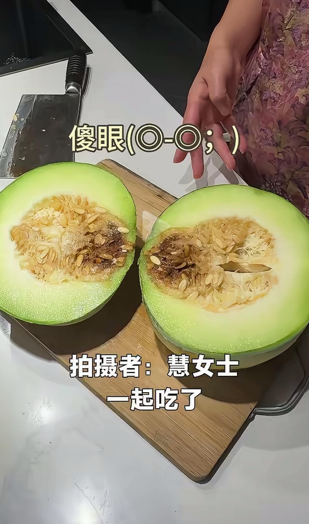 “遇到硬茬了！”新疆乌鲁木齐，游客看到卖老汉瓜的，想带回家给亲人吃，摊主却说这瓜