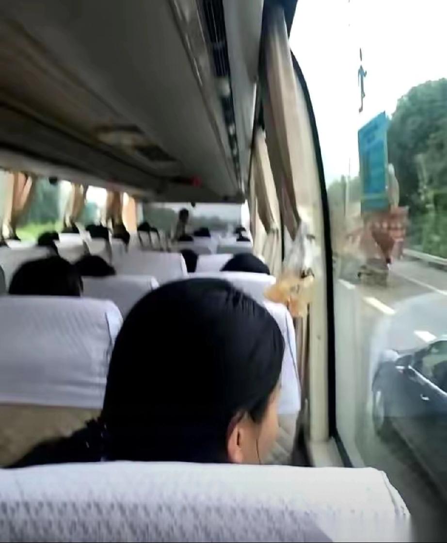 云南一个3980块钱的6天团，母女俩报的。大巴开到一半，导游突然把袖子一撸，手