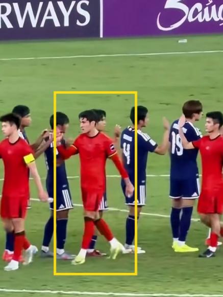 拜合拉木是赛后笑得最开心的中国队员，然而，你注意到他和日本队员击掌时的表情了吗？