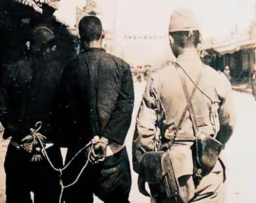 1943年，汉奸刘儒明活埋新四军侦察员，师长罗炳辉下令除掉他。张士根觉得杀个汉奸