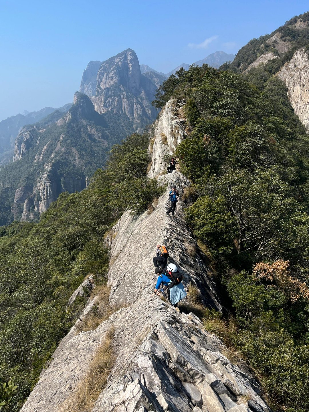登山🔥还没爬到五老巅，我已经癫了！——江浙沪驴友私藏的“发癫”路线，险到腿软，