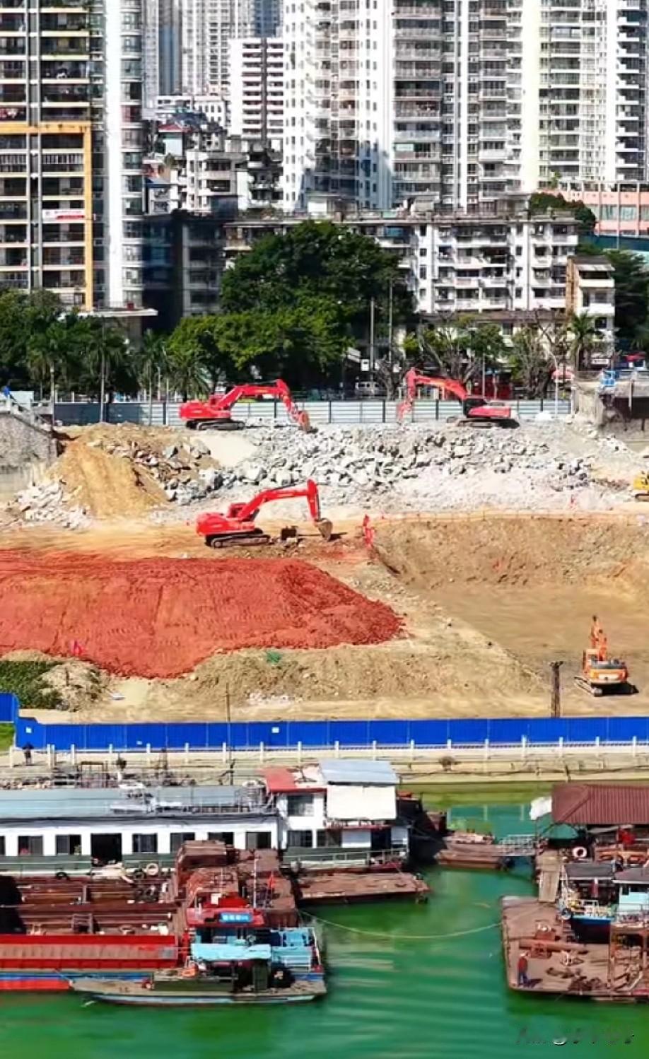 南宁北大桥附近的堤坝已经开始拆除重修，这座承载着守护南宁城的防洪堤始终肩负着自己