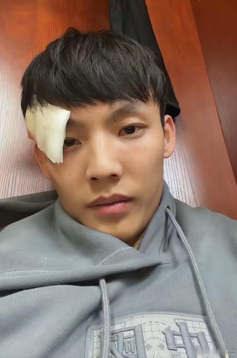 徐杰社媒晒出缝针照，并配文：为广东而战！太拼了，期待杰哥早日康复啊，等你回来徐杰