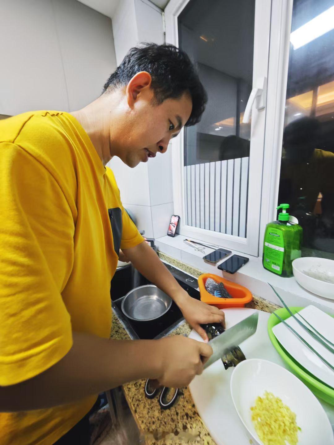 河南一幼儿园20元餐标吃上龙虾鲍鱼这样的餐标对应这样的食材，肯定是作秀或宣传成分