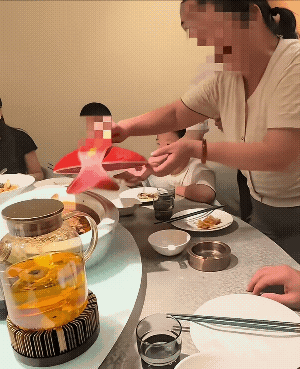 小孩吃饭没礼貌，鱼一上桌就动筷。现在的小孩都金贵，在家里面也是被各种宠着。在家