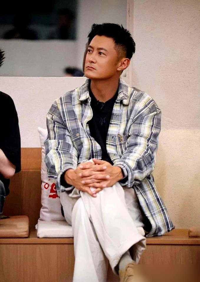 王以太转身走向余文乐那一刻，曹骏硬生生把手收了回来。已经谈好的队，说没就没了。余文乐手里攥着优先权，