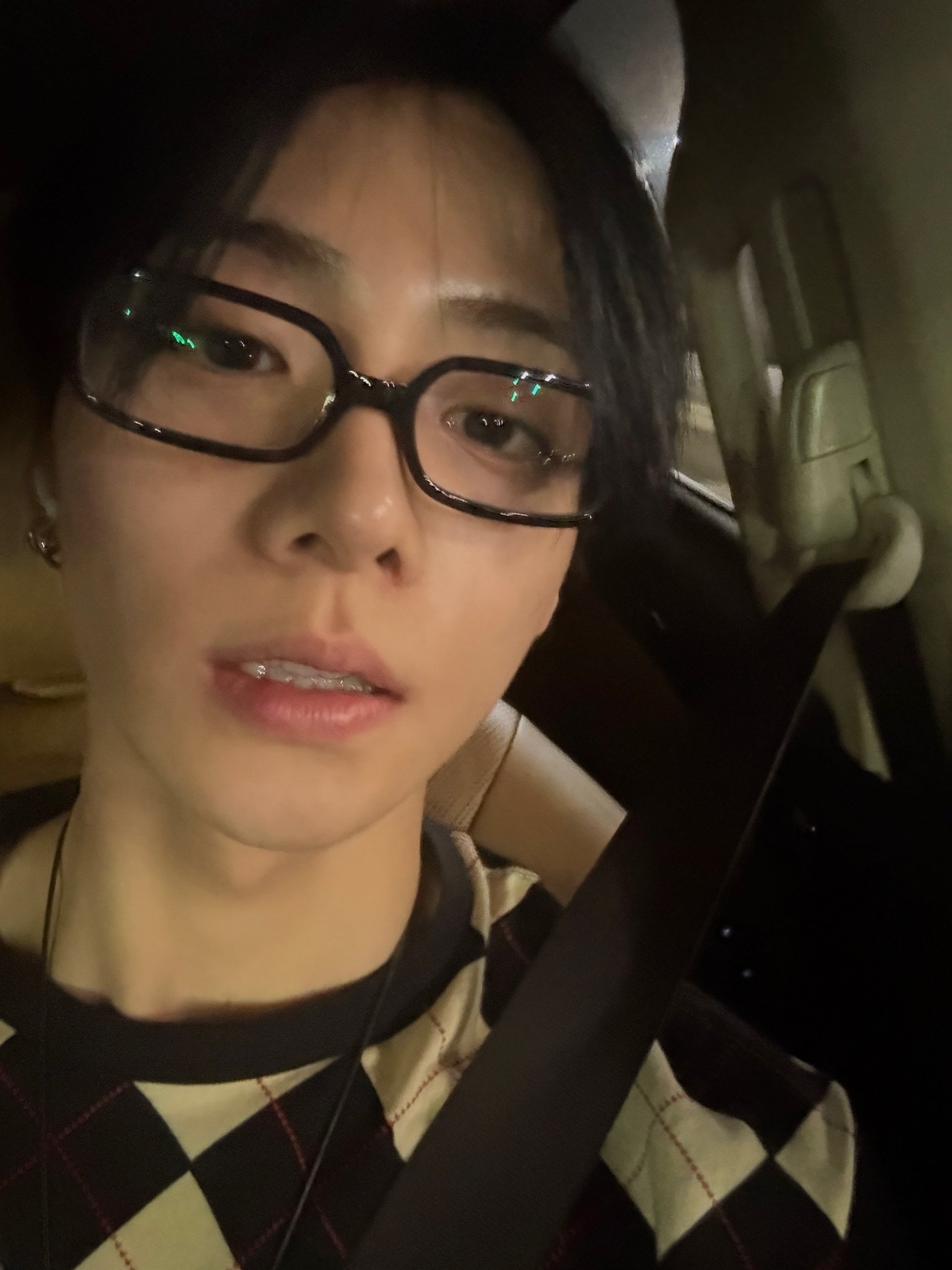 这竟然同一件衣服，这竟然是同一幅眼镜。