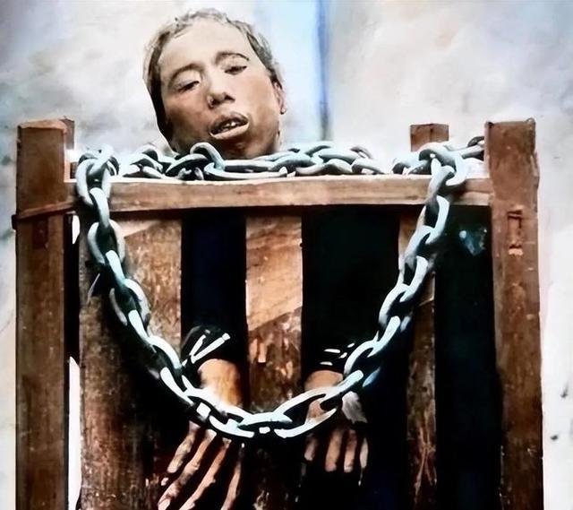 1864年，南昌刑场，一个16岁少年被绑在囚车上，一路放声大哭。路边百姓一边