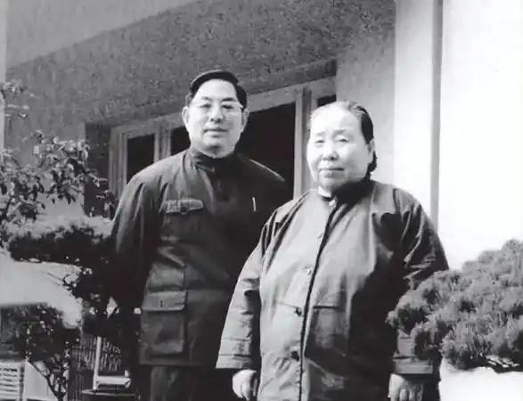 1961年11月25日，宋庆龄的保姆李燕娥走进厨房不久，厨师何元光如疯了一般，举