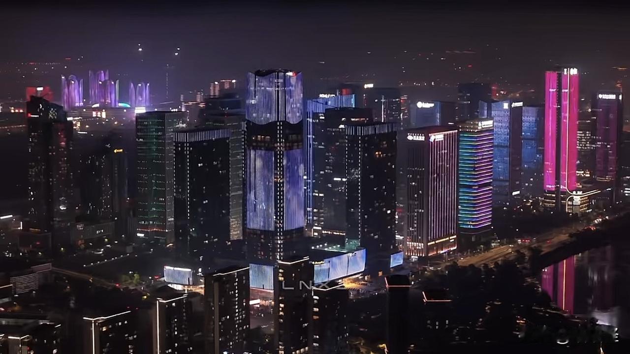 一座县级市的CBD都这么繁华，感觉可以跟杭州掰手腕了。义乌闻名于世，以小商品发