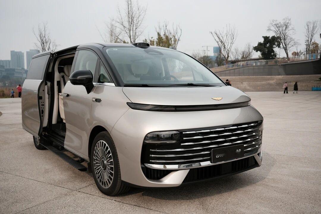 实拍吉利银河V900，三排舒适性不输二排吉利银河V900目前已经开启预售，展车已