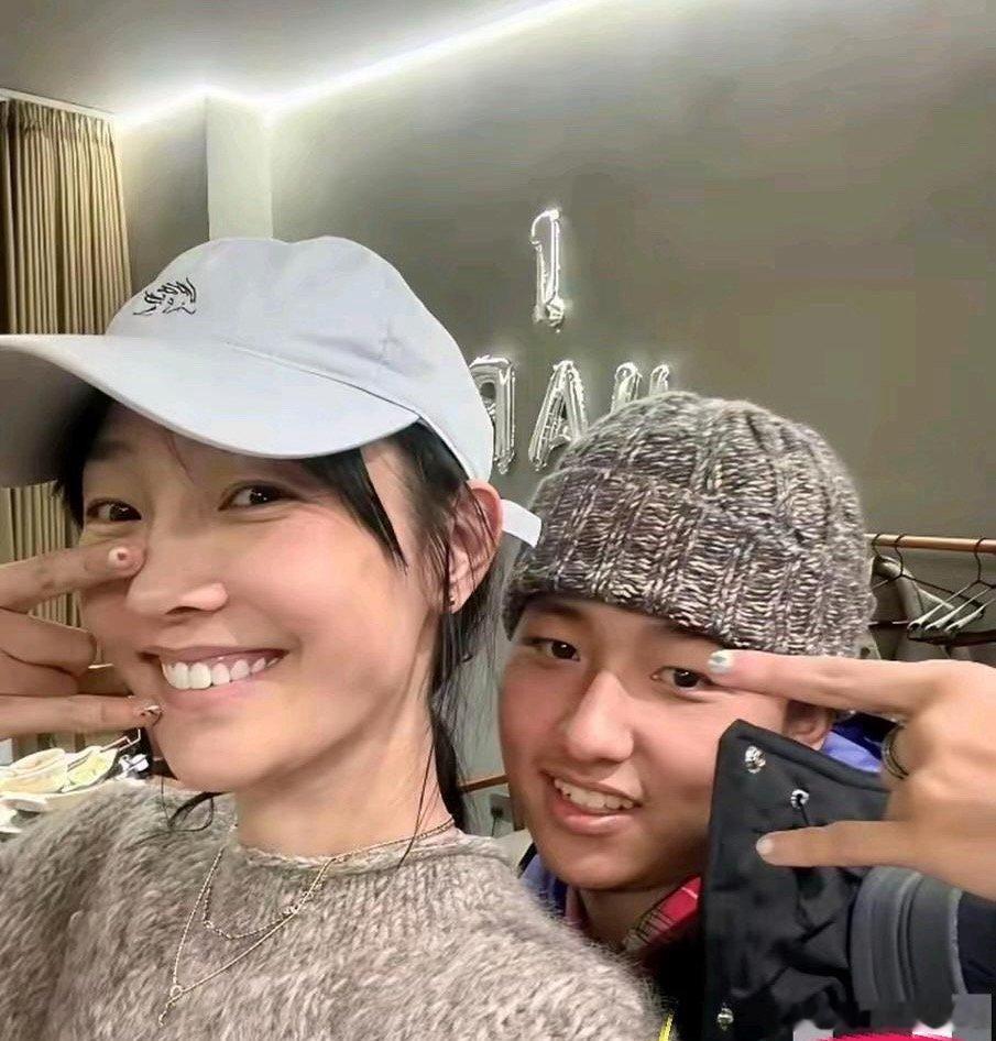 白百合18岁儿子和她做同款美甲。