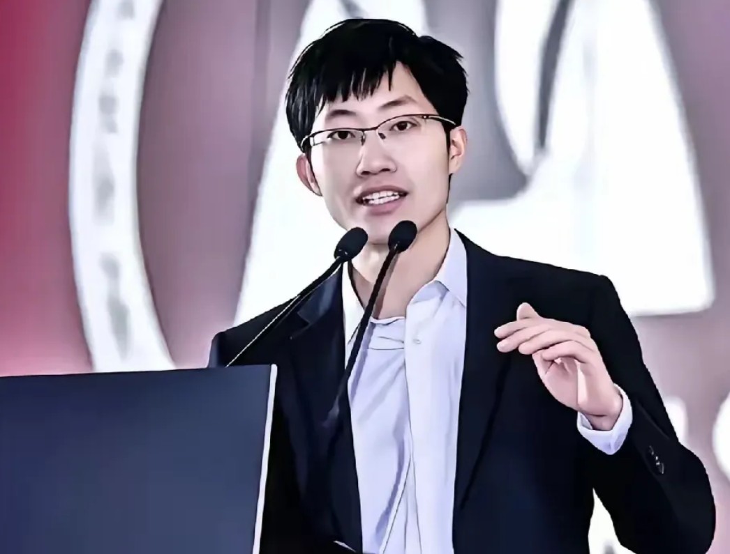 记者问：“中美AI差距到底有多大？”梁文峰毫不避讳一针见血地回答：“表面上中国A