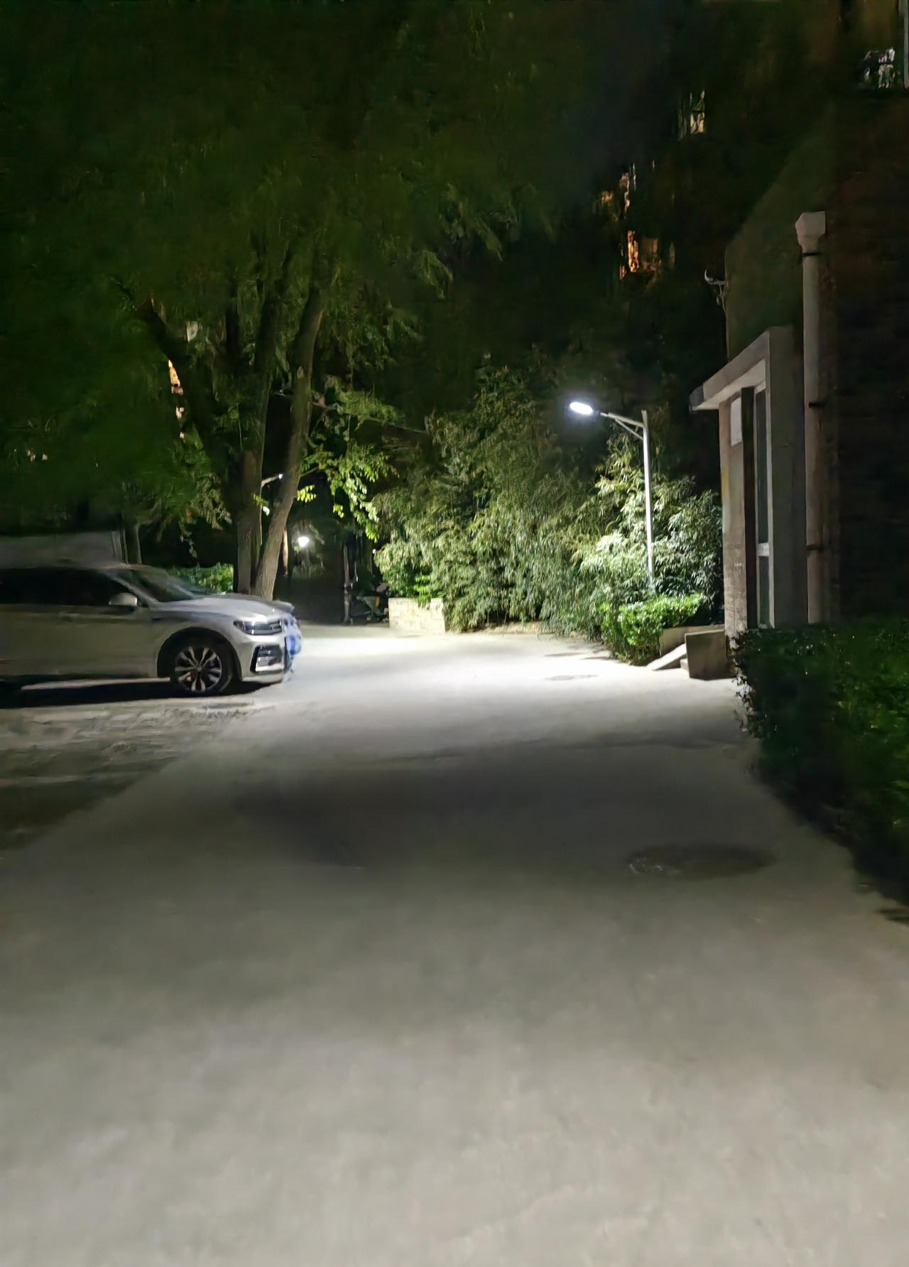 昨晚我这腰板还疼呢，老公却厚着脸皮凑过来说亲个嘴。他还真是不嫌弃啊！昨天下班