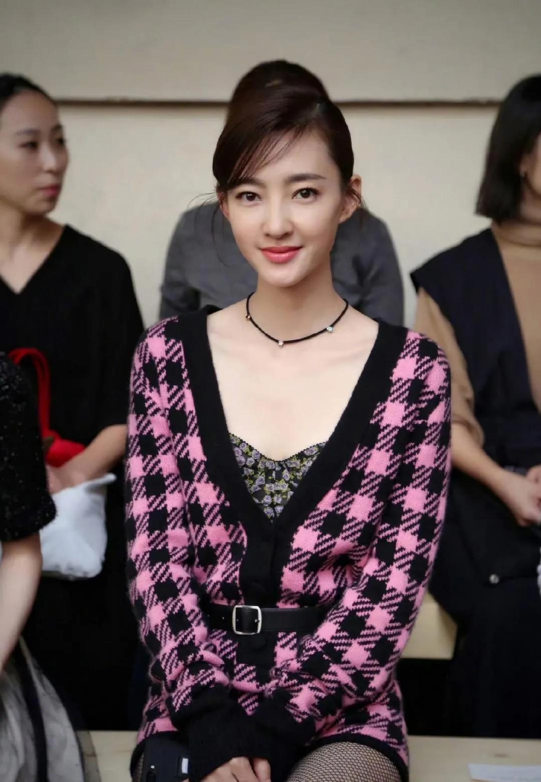 王丽坤的粉色格纹穿搭，把温柔和性感焊在了身上！一件粉黑格纹的针织开衫，内搭