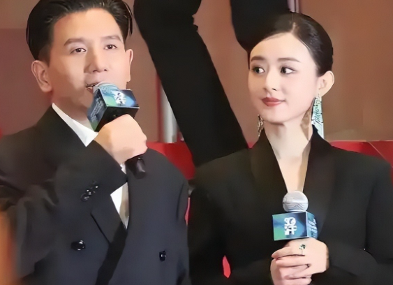 赵丽颖恋情曝光!与台湾导演法国约会还有情侣装