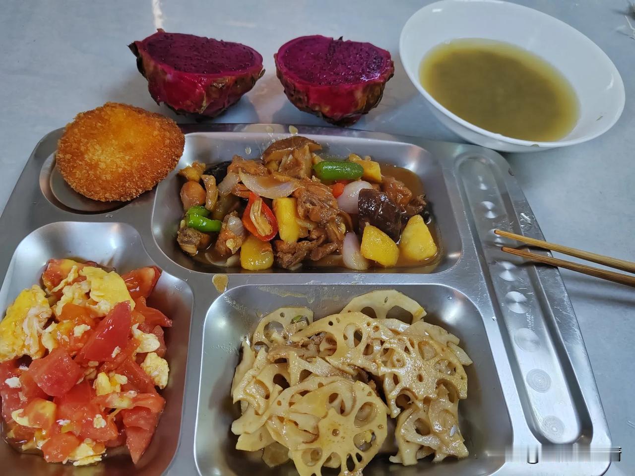 吃早餐的时候，船长对我说，回国我们就休假了，一起上船的七个人只剩我们四个人了。是