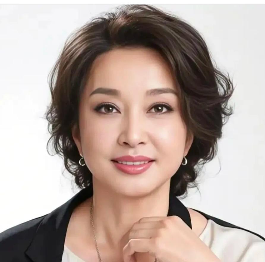 假如刘晓庆生个孩子……75岁的刘晓庆又被推上热搜了。这次是因为被造谣死在横店