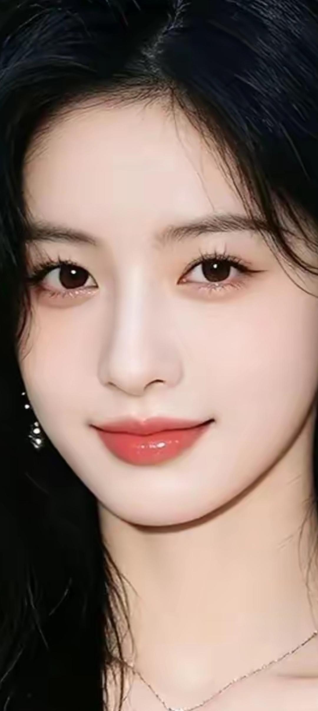 温柔甜美的少女，笑靥如花，清新动人。