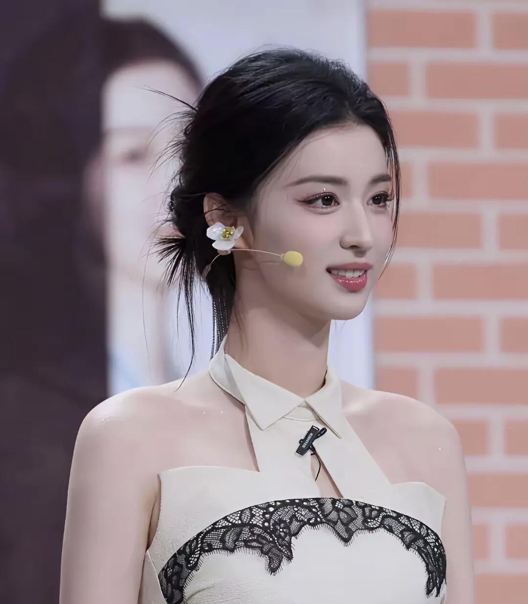 说实话，她这样的颜值比刘亦菲都要漂亮，演技也还行，但怎么都红不起来，这到底是为啥