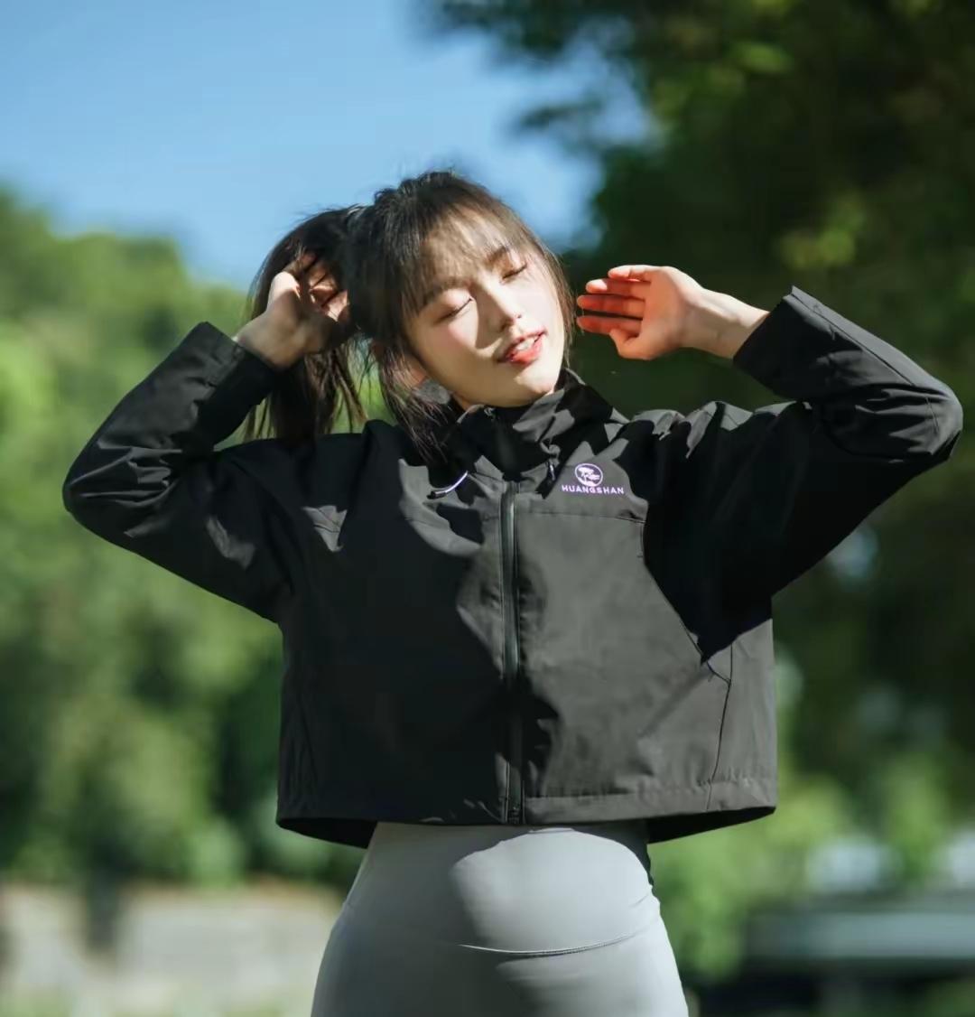 阳光明媚的一天，穿着帅气健身服装外套，呼吸新鲜空气，锻炼起来，同时享受自然的美景