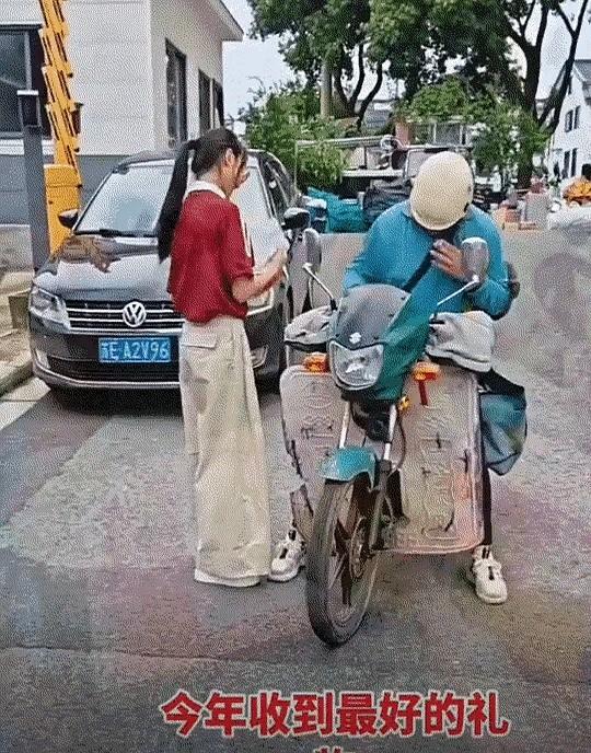 录取通知书到手全家都乐疯了吧？可江苏那位姑娘，却让送件的邮政大哥愣住了。她接