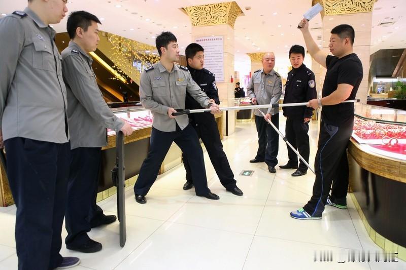 福建平潭金店被抢案给金店行业敲响了警钟。1月18号晚，两名劫匪潜入金店，用电棒袭