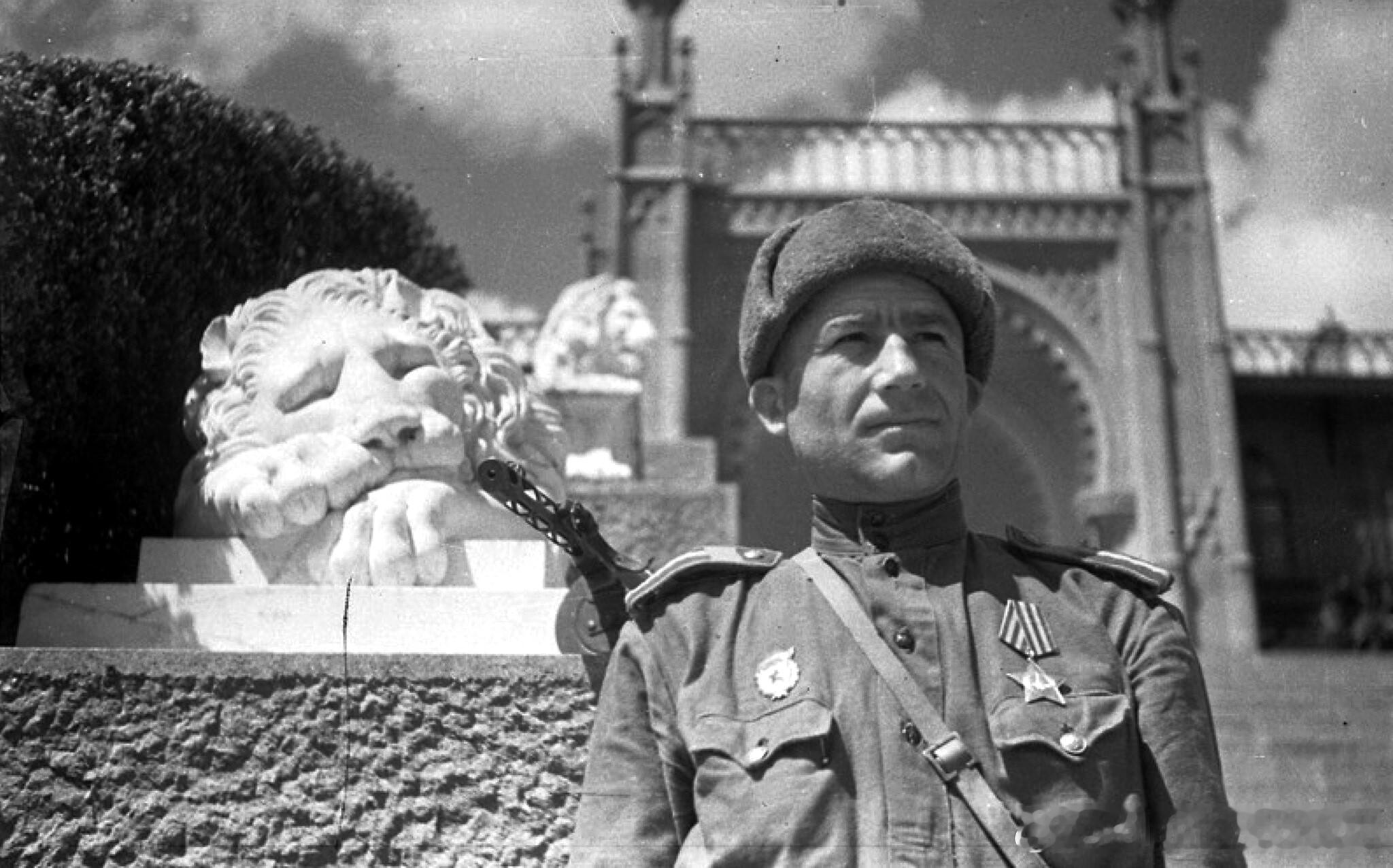 1944年4月乌克兰第4方面军滨海集团军近卫下士М.И.Смородин在沃龙佐
