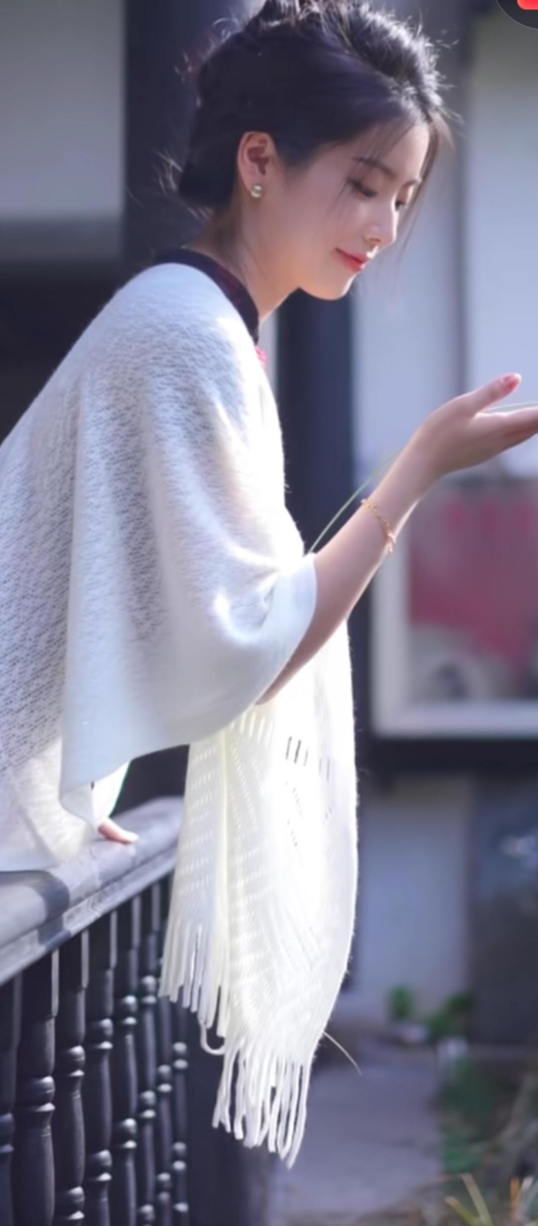 轻纱拂面，风姿绰约。