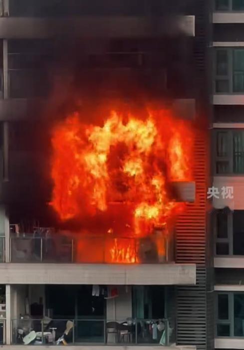 都火到央视了！广东番禺17楼住宅着火，火势蔓延太快，不料，相差40多米的隔栋邻居