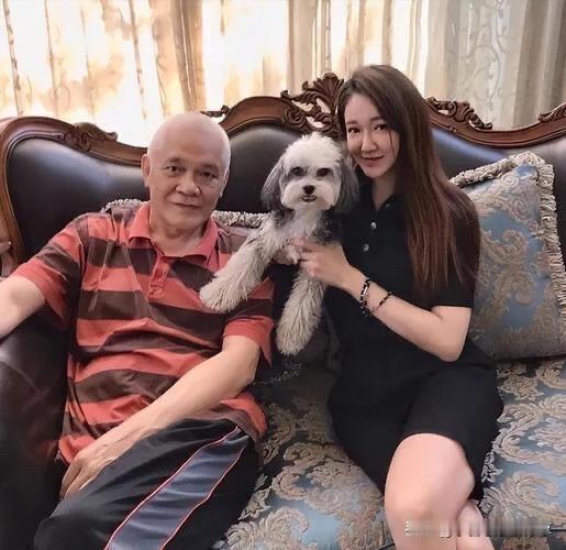 《乌龙山剿匪记》饰演钻山豹的申军谊头发都白完了，发量变得稀疏了，真是岁月不饶人啊