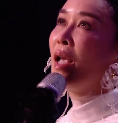 被骂十几年“嘴欠”的那英，在成都演唱会上临时加唱一首没彩排的老歌，哽咽到跑调，几