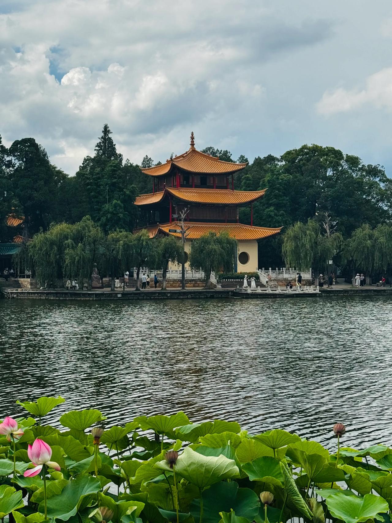 股市是人性的渲泄场，人恐慌了就没有底线，谁还看公司好不好？做什么的，盈利多少，