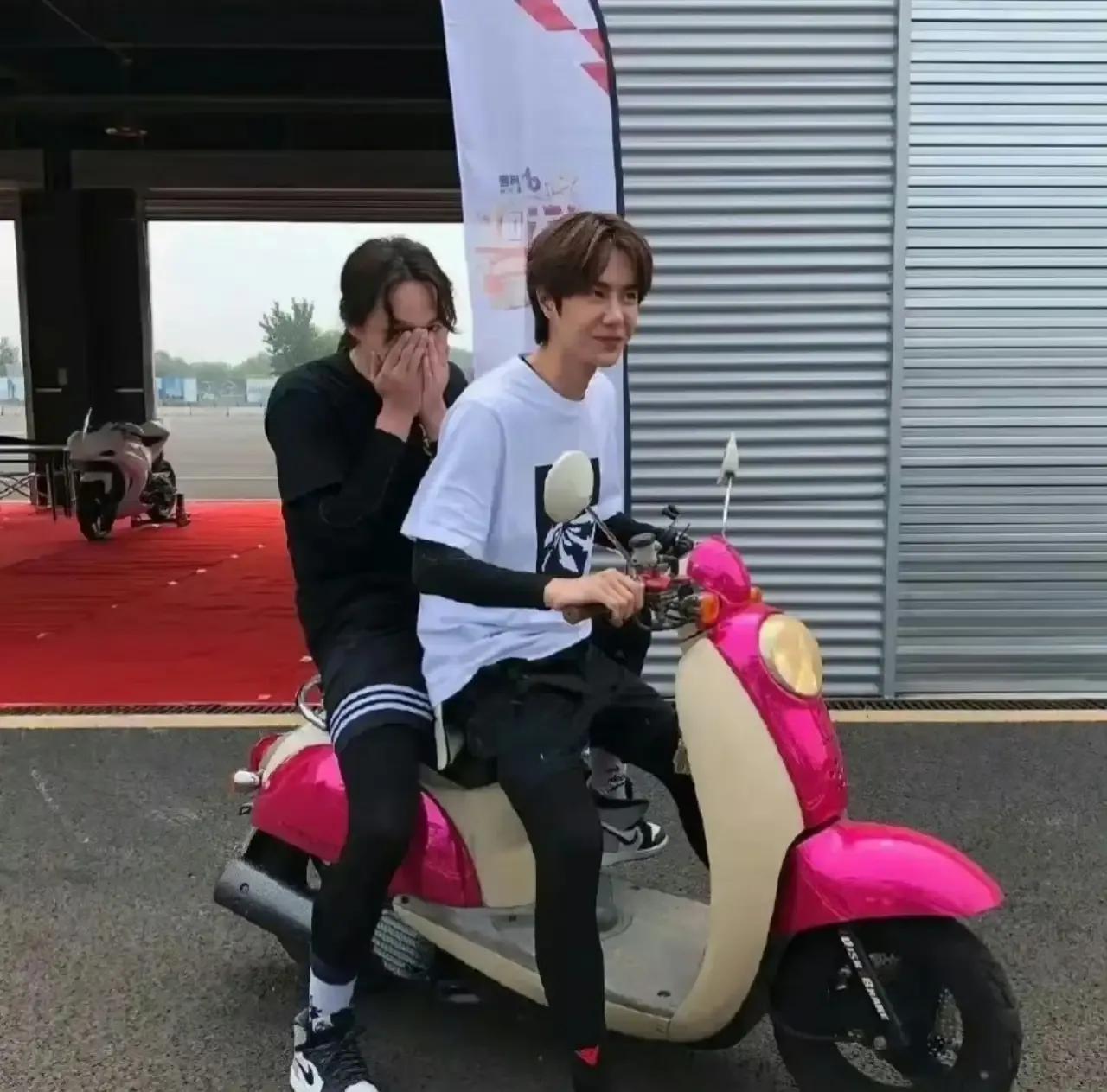 尹正哭完又笑了，刚买完所有摩托车，回过头却发现自己原来赚翻了尹正最近在综艺