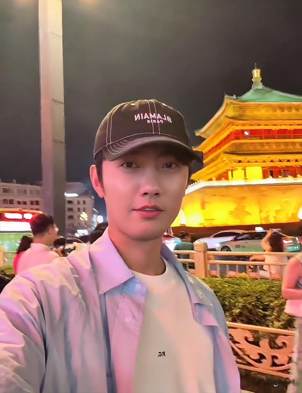 看来鹏鹏确实不打算减肥了准备在西安吃成”胡膨膨”再回来[笑着哭]视频里听到了盼