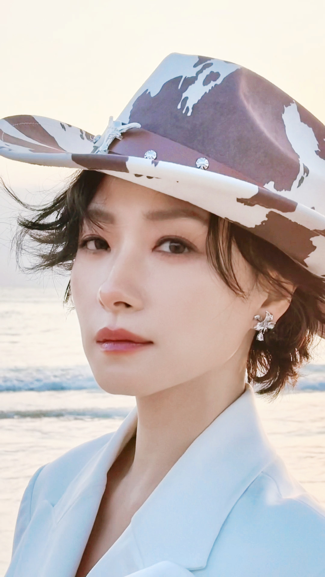 万茜｜万茜美素佳儿品牌大使当落日学会停留——世界忽然变得很轻，像光栖息在你脸