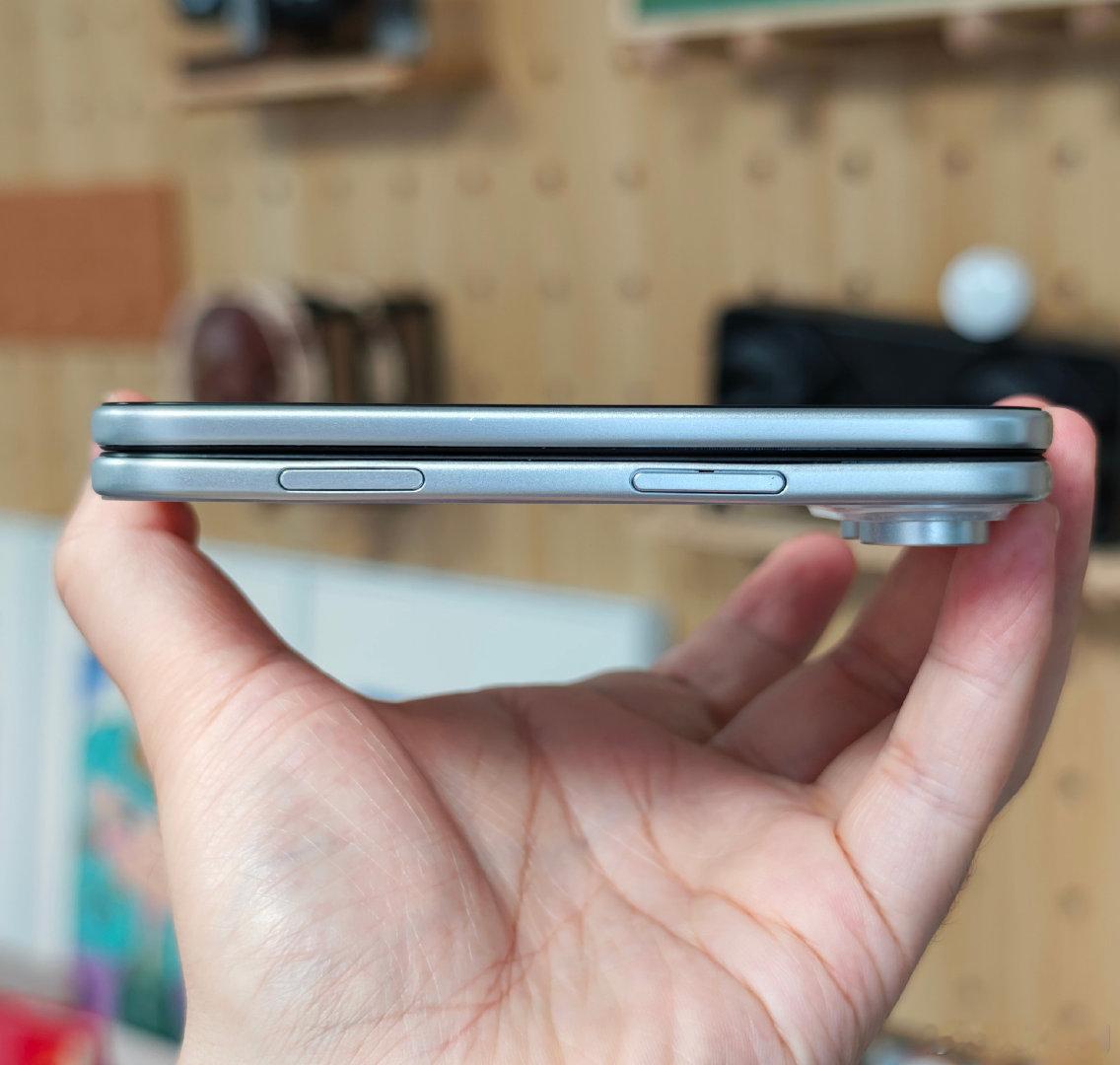 猜一个苹果首款折叠屏iPhoneUltra的起售价？​​​​盲猜15999起~​