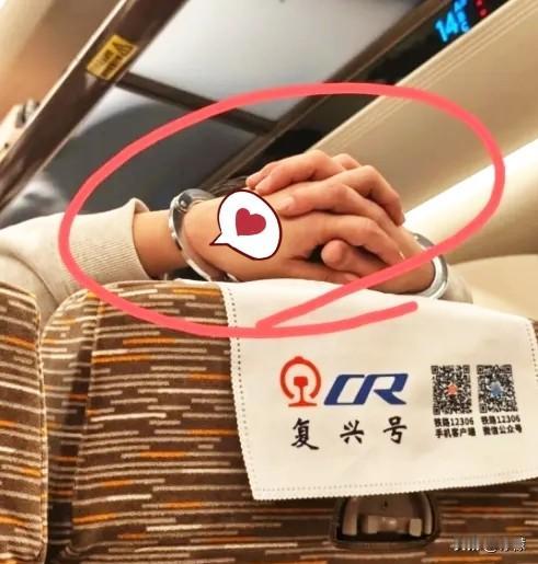 高铁上这一幕，我直接看愣了！坐高铁偶遇离谱场面，前面乘客抬手时，我瞬间看呆了