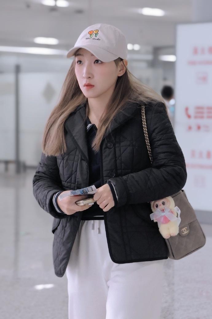 最近刘诗雯现身机场，她这回走经典的黑白搭配风格，看上去年轻又时尚，气质超好。