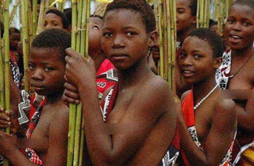 非洲有一个特别奇葩的部落，在这里未婚女子不能穿上衣，只穿短裙，这里的男人，居然需