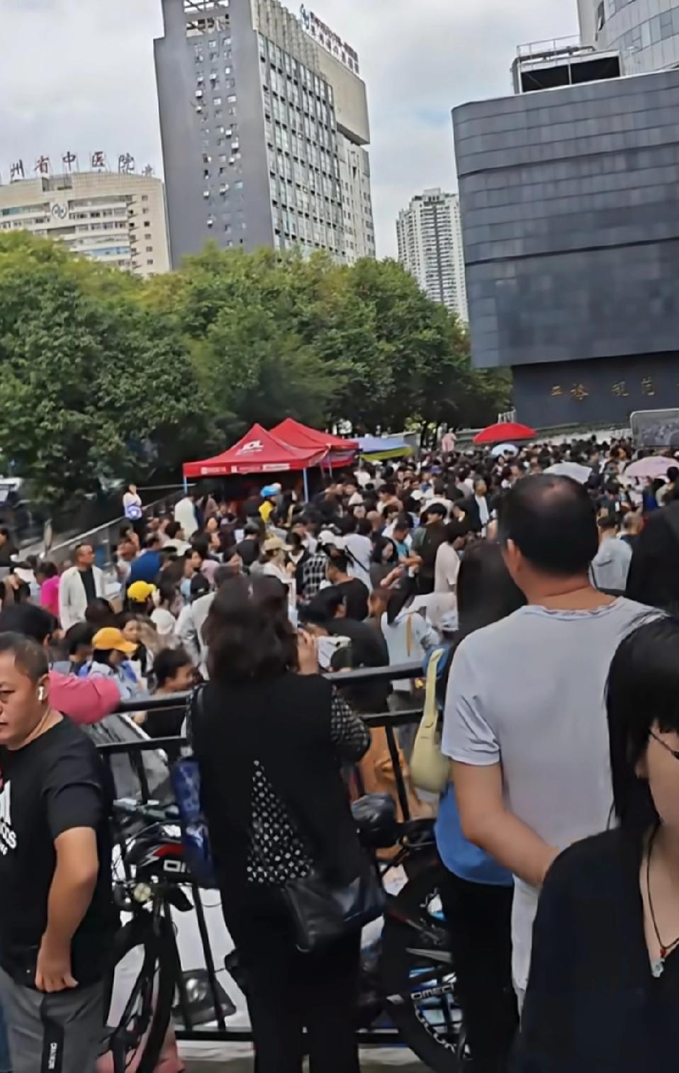 医院门口挤爆人，居然不是看病是抢月饼！医院门口排成长龙，黑压压全是人，你以