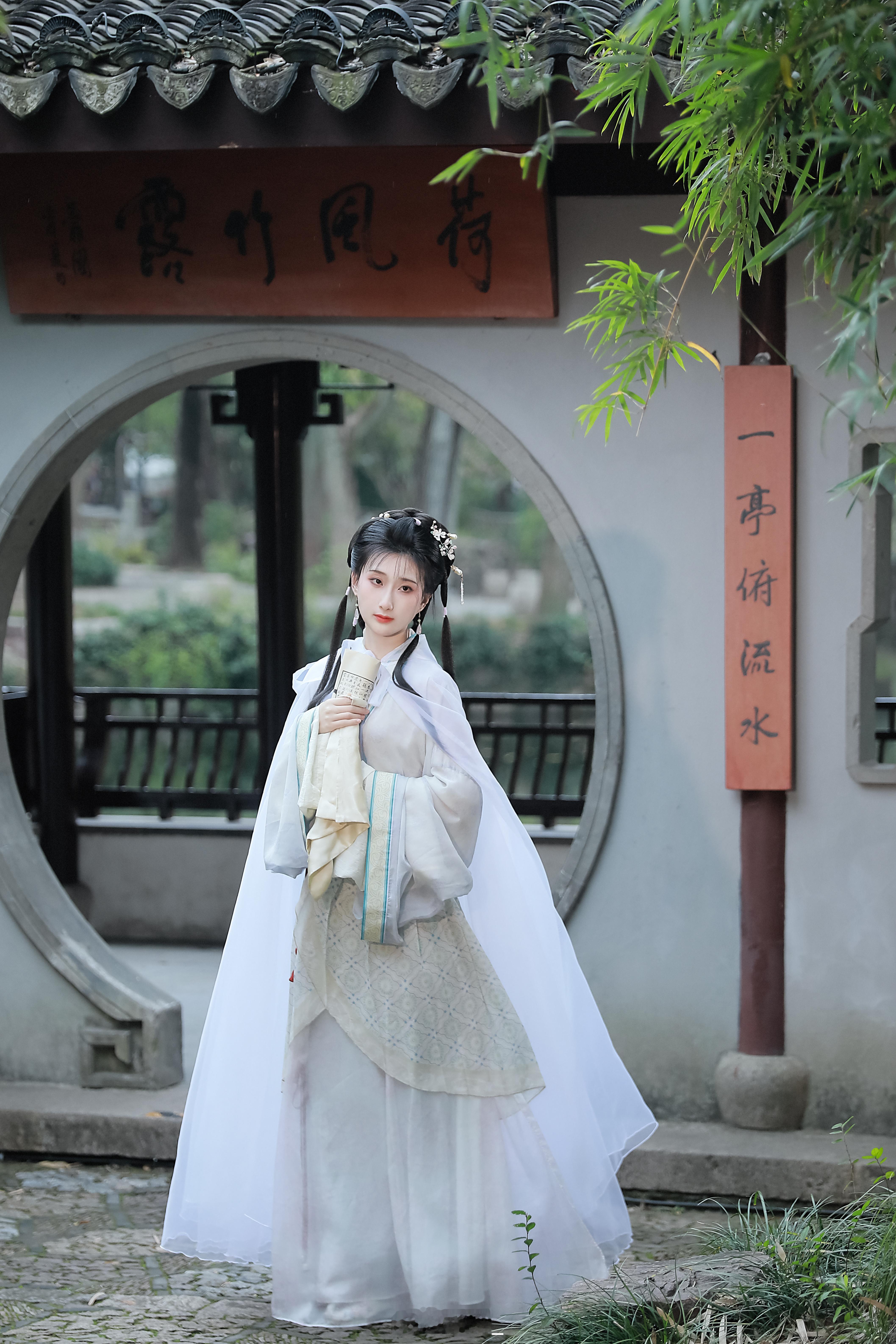 秋窗风雨夕冷了黛玉的清冷，是秋天最贴肤的凉秋意一浓，总想起潇湘馆里的那个身影