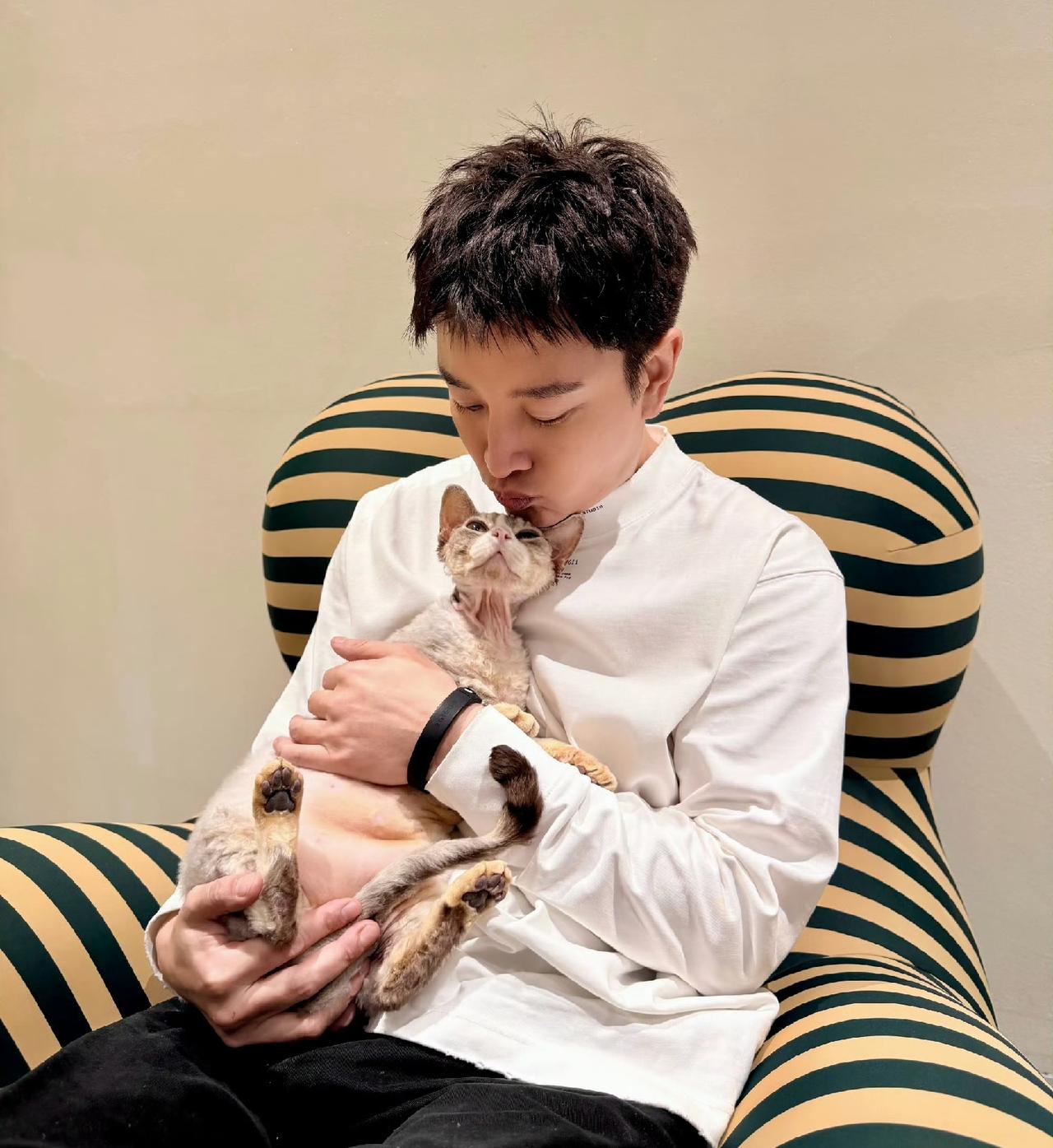 贾乃亮，引发热议！10月17日，有网友爆料离婚多年做直播的男明星有儿子很久了