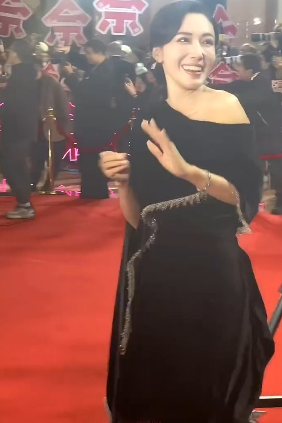 有句话不知道该不该说。不说吧，憋在我心里有点不得劲。​昨晚tvb的颁奖典礼，不