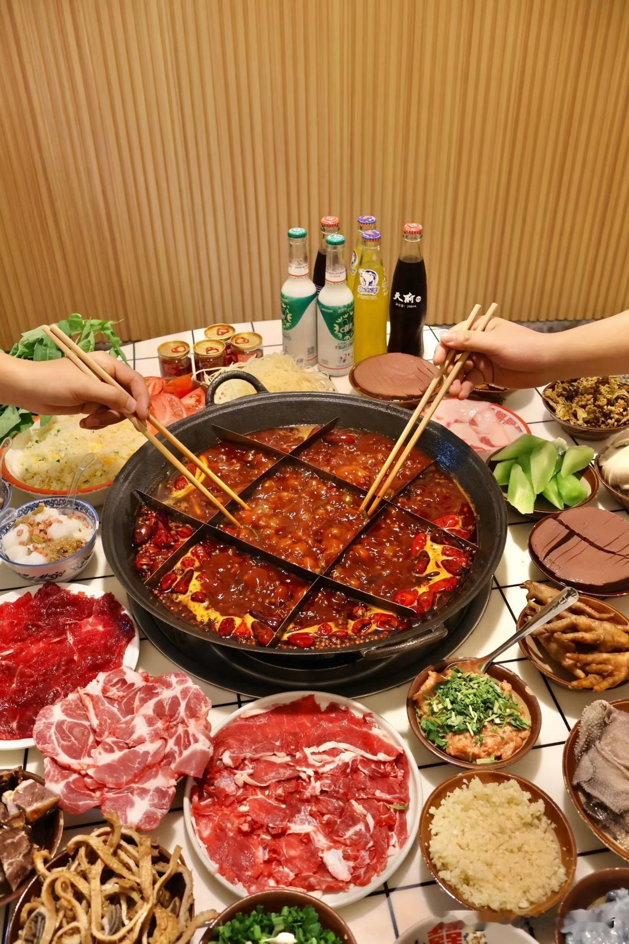 人生滚烫，火锅至上🔥熊猫冲浪火锅又又又又来吃火锅了！九宫格红油锅底一上