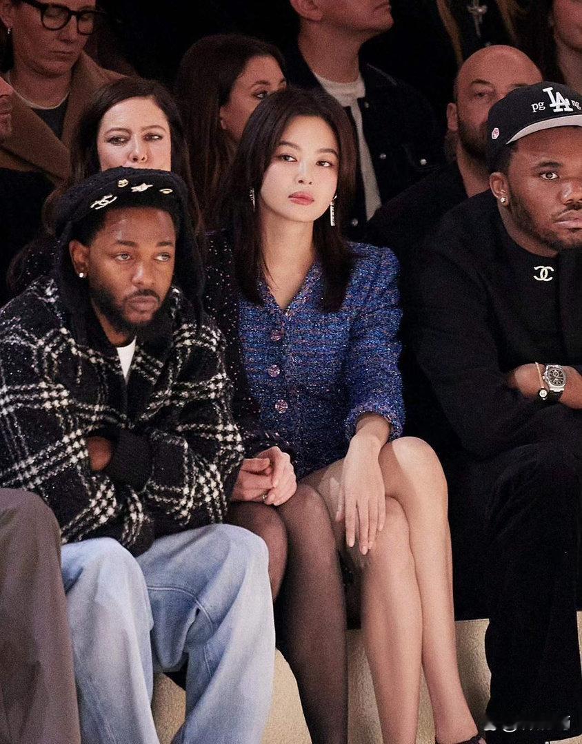 辛芷蕾的长腿也太抢眼了！线条利落又惊艳凌厉，一出场就牢牢抓住全场目光，气场直接拉