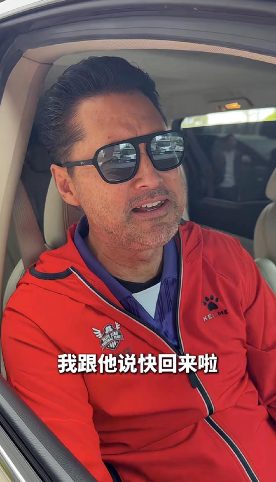 王敏德：哥哥法国赌神要回来了记者问他知不知道哥哥演的法国赌神爆火，多久没见哥