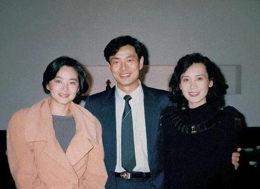 这张老照片摄于1988年，我一眼就认出了喜容绽放、俊雅天然的濮存昕与笑若朗月、气